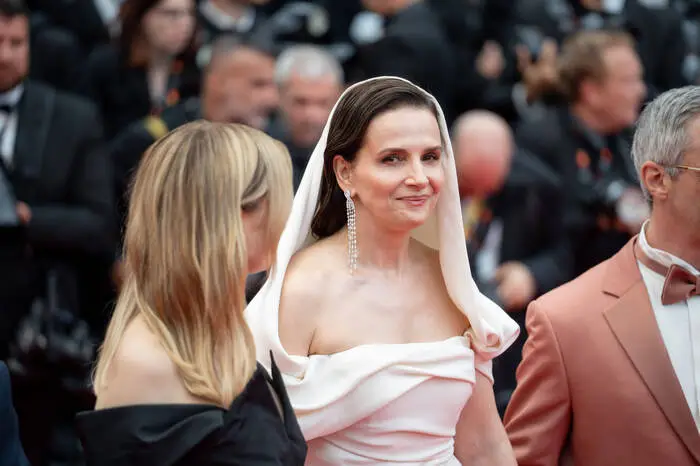 Die französische Schauspielerin und Jury-Präsidentin Juliette Binoche erstrahlte in einem edlen Outfit von Jacquemus.