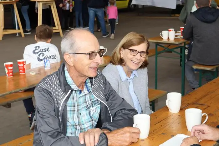 Im Bereich des neuen Biomasseheizwerkes wurde das Fest mit einem zünftigen Frühstücksbuffet für die Mitarbeiter samt Familien eröffnet. 