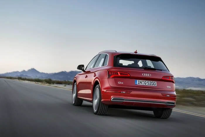 Die Rücksitzlehne des neuen Audi Q5 ist in drei Segmente geteilt, auf Wunsch lässt sie sich längs verschieben und die Neigung einstellen. Je nach ihrer Position bietet der Gepäckraum im Grundmaß 550 bis 610 Liter Volumen, 10 Liter mehr als beim Vorgängermodell. Mit umgeklappter Fondlehne wächst er auf 1550 Liter.