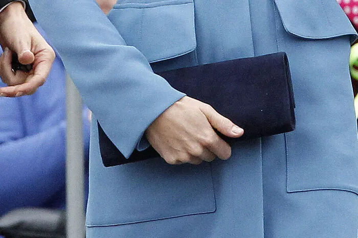 Tasche. Alles fest im Griff: Catherine trägt stets Clutchoder Henkeltasche.