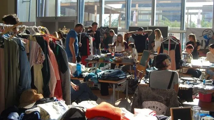 Mode, Taschen, Schuhe, aber auch Gebrauchsgegenstände sind zu haben