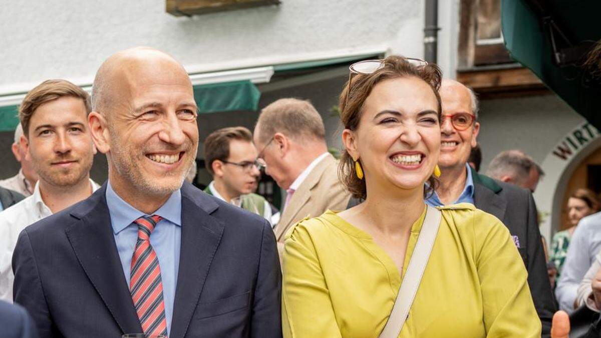 Breites Lächeln gegen die Koalitionskrise: Wirtschaftsminister Martin Kocher (ÖVP) mit Regierungskollegin Justizministerin Alma Zadic von den Grüne