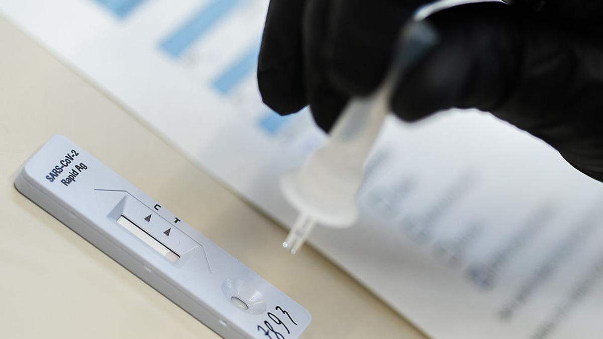 In älteren Antigen-Schnelltests ist oft fast oder gar keine Flüssigkeit mehr