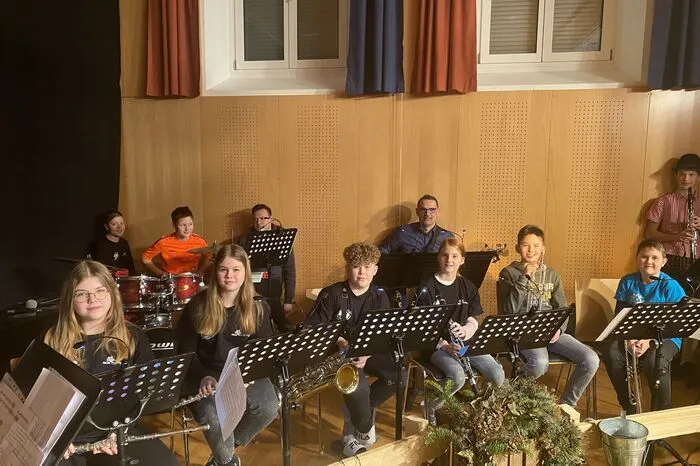 ... sowie die Musikschulband unter der Leitung von Musikschuldirektor Karl Hermann