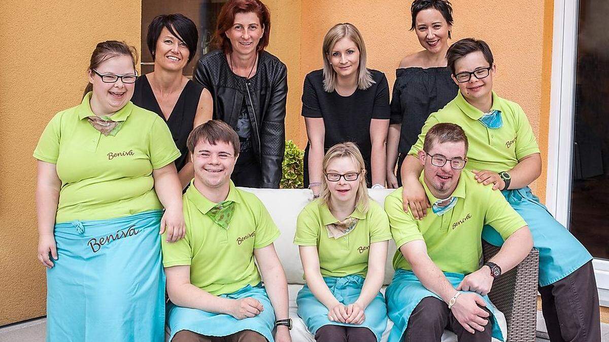 Beatrice Solcan, Patrick Krinner, Nicola Wieser, Christoph Puder und Valentin Höber (vorne von links) mit Anita Hotter, Leiterin des Café Beniva in Leoben-Hinterberg (hinten rechts) mit ihrem Pädagogenteam