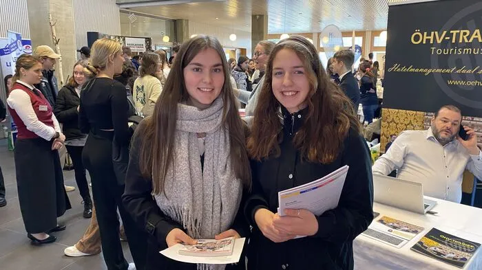 Die BORG-Spittal-Schülerinnen Livia Moser (18) und Livia Recnik (17) holten sich Informationen aus erster Hand. Recnik: "Bürojob möchte ich keinen. Ich will etwas erschaffen." Moser interessiert sich für eine Polizeiausbildung.