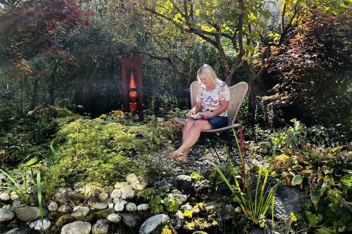 Sonja Führer nutzt den Garten auch zum Lesen.
