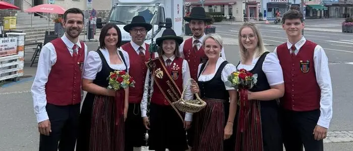 Marketender Felix Auer, Marketenderin Tatjana Kollegger, Obman Andreas Amreich, Stabführerin Isabell Kollegger, Kapellmeister Klemens Kollmann, Marketenderin Sabrina Kollegger, Marketenderin Johanna Stroißnig und Marketender Kilian Kollegger