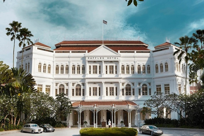 Das Raffles Singapore gilt unter Kennern als Legende. Und das nicht nur wegen seiner hochkarätigen Gäste, die das gediegene Hotel im Kolonialstil bereits seit 1887 begrüßt. Seinen Weltruhm hat das Raffles Singapore einem pinkfarbenen Cocktail zu verdanken: So wurde 1915 der heutige Singapore Sling von Raffles-Barkeeper Ngiam Tong Boon erfunden. Und das in einer Zeit, in der es bei den Damen der Gesellschaft verpönt war, alkoholische Getränke in der Öffentlichkeit zu konsumieren. Daher mutet der fruchtige Gin-Cocktail zwar wie ein harmloser Fruchtpunsch an, hat es aber in sich.