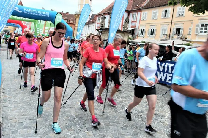 ... oder als Nordic Walker zurück. Auf der sieben und 14 Kilometerstrecke holten sich Viktoria Schmidhuber und Andreas Streif sowie Marie Bakke und Helmut Gremmel, alle aus Graz, den Sieg. Beim Halbmarathon siegten Jana Beck aus Graz und Wilfried Thanner aus Graz.