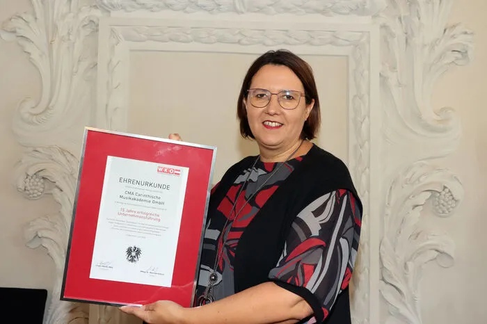 Die Geschäftsführerin von der CMA Ossiach Musikakademie Stift Ossiach Marion Rothschopf (am Foto) sowie der Elektrounternehmer Wolfgang Huber wurden für 15 Jahre Unternehmensführung ausgezeichnet.
