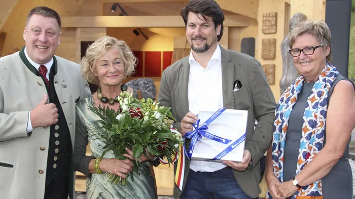 Gmünd ist um eine Kunstwerkstatt reicher. Das Holzfaltatelier vor den Stadttoren wurde feierlich eröffnet und dient nun Bildhauern als Sommerresidenz. Der erste Gastkünstler ist Johann Wieltsch. Am Foto: Bürgermeister Josef Jury, Margarethe Miklautz, Christoph Kulterer und Erika Schuster