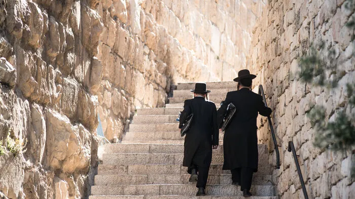 Durch Jerusalems Altstadt ziehen sich enge Gassen. Gläubige Juden haben hier eine Heimat gefunden, ebenso wie die die Metropole in Israel von enormer Bedeutung für Christen und Muslime ist.