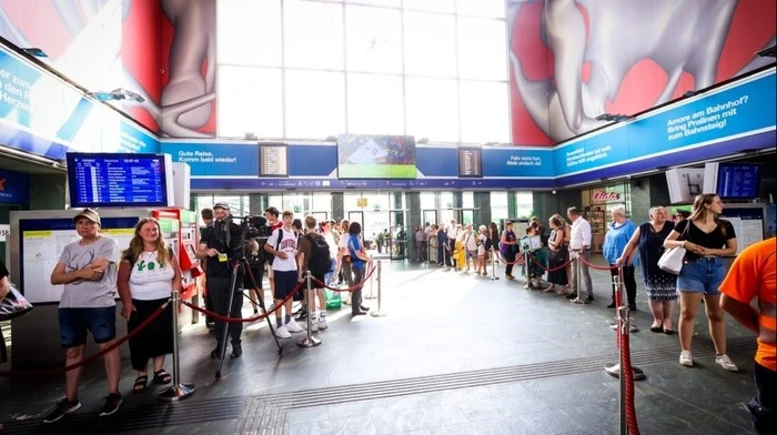 In der Früh trafen die ersten Zaungäste ein, die einen Blick auf das niederländische Königspaar werfen wollten. Langsam füllten sich die Reihen.