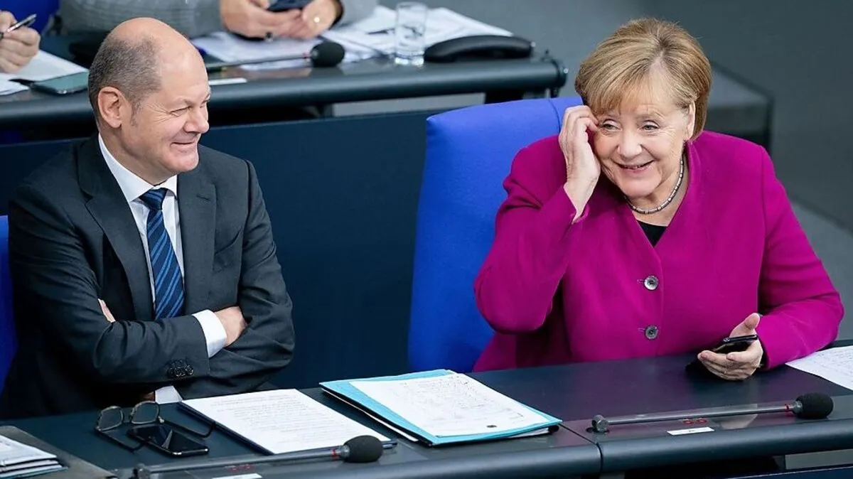 Olaf Scholz (SPD), Bundesfinanzminister, und Bundeskanzlerin Angela Merkel (CDU) unterhalten sich im Bundestag während der Debatte zum Bundeshaushalt 2020
