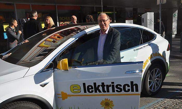 Bürgermeister Ernst Meixner tankte gleich einmal an der ersten öffentlichen E-Tankstelle in Voitsberg