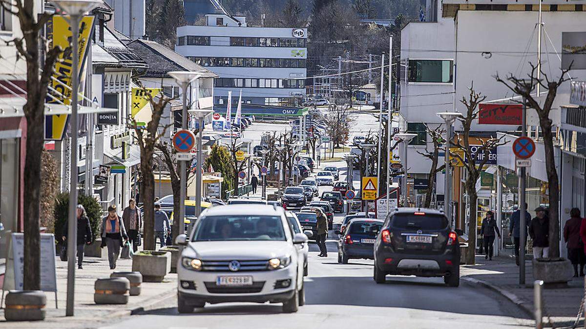 Entlang der 10.-Oktober Straße reihen sich die Geschäfte, Parkplätze direkt an der Straße sind rar