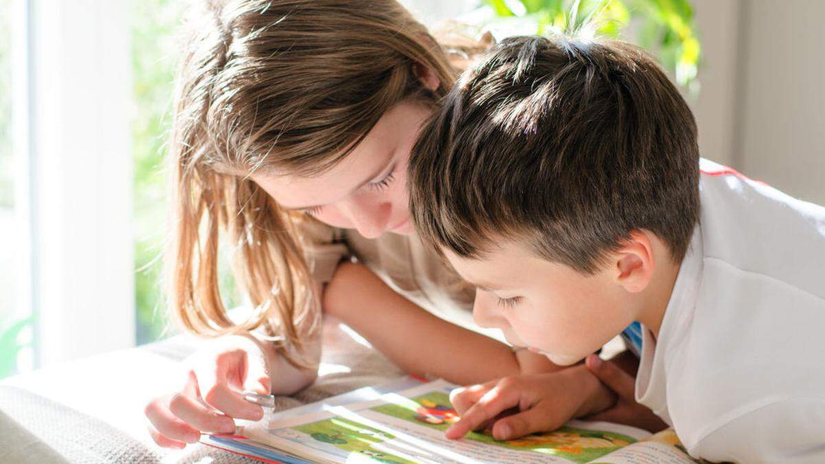 Auch das ist im Modell vorgesehen: Kinder helfen einander, den Stoff besser zu verstehen