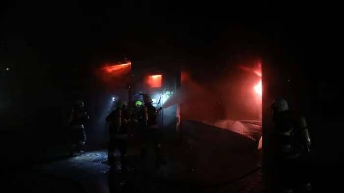 Seit 4.10 Uhr standen in der Nacht auf Montag acht Feuerwehren in Knittelfeld bei einem Großbrand im Löscheinsatz. Das Feuer war in einer Garage ausgebrochen. Die Löscharbeiten dauerten bis in den Vormittag.
