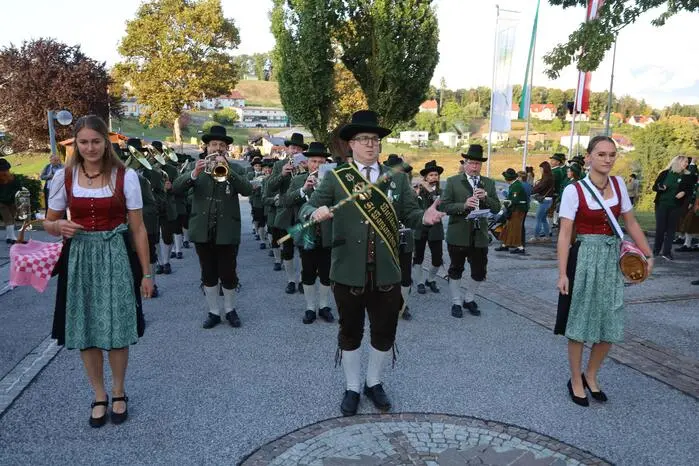Beim Einmarsch präsentierten sich die teilnehmenden Musikkapellen dem Publikum. Tracht, Instrumente und Blasmusik bestimmten das Bild.