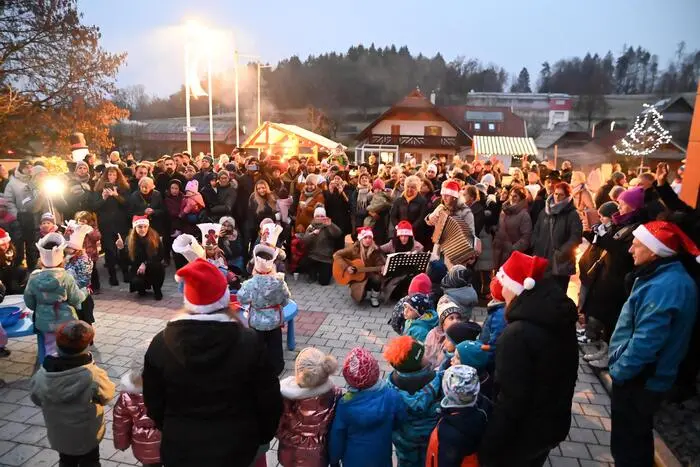 LOKAL ,2024-12-13, Schiefling am See Adventausklang
im Bild: Schiefling am See Adventausklang
Credit Photo by:Hermann Sobe