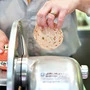 Das Tragen von Handschuhen an Feinkostbedienungstheken ist keineswegs hygienischer als das Arbeiten mit bloßen - sauberen - Händen 
