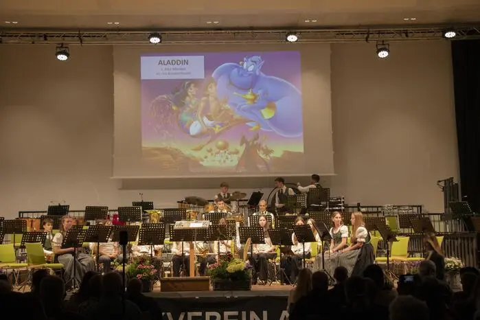 Besonderen Applaus erhielt Schlagzeuger Lukas Reisinger als Solist bei „Sing, Sing, Sing“. Den ersten Teil beschloss der „Alt-Starhemberg Marsch“.