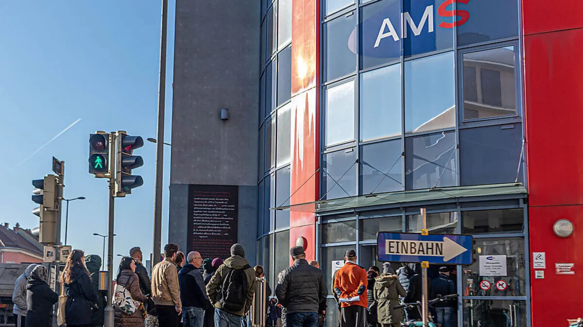 Vor genau einem Jahr: Schlange vor einem Grazer AMS-Standort