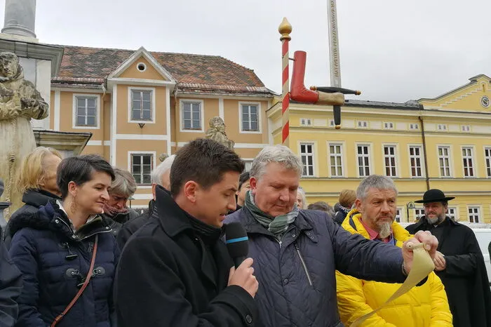 Traditionsgemäß wird an die Verleihung des Marktrechts erinnert. Im Bild: Bürgermeister Thomas Kalcher und Vizebürgermeister Martin Moser beim Verlesen des Marktverrufs. 