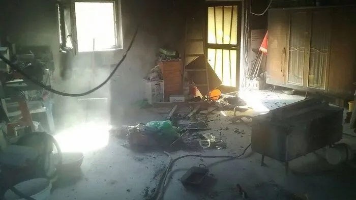 Die Garage, ein Auto und ein Motorrad wurden durch den Brand schwer beschädigt