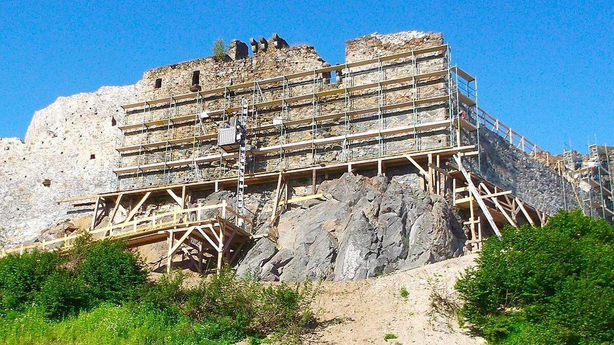 Die Burg und ihr Gerüst, das man von weit her schon sehen kann