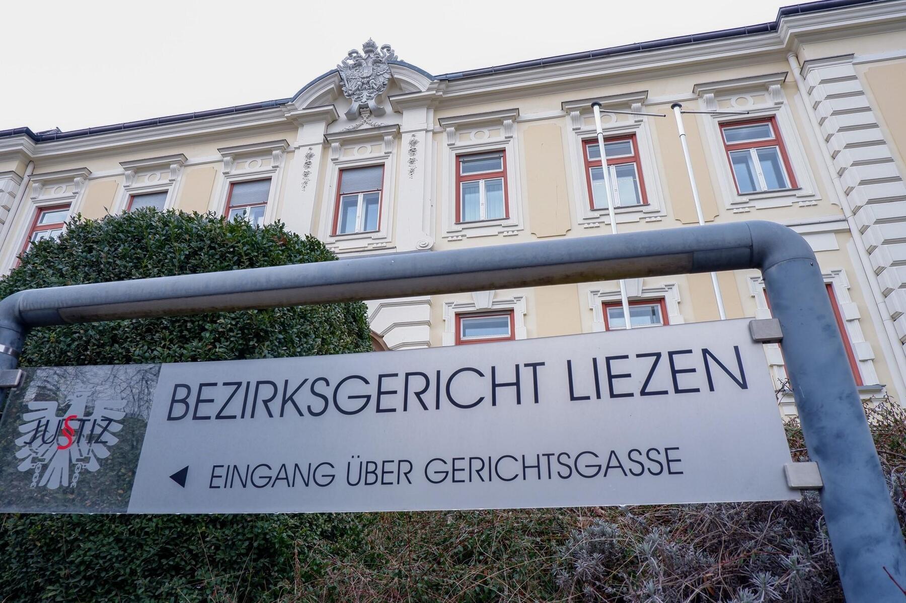 Sachbeschädigung, versuchte Körperverletzung, antisemitische Beleidigung