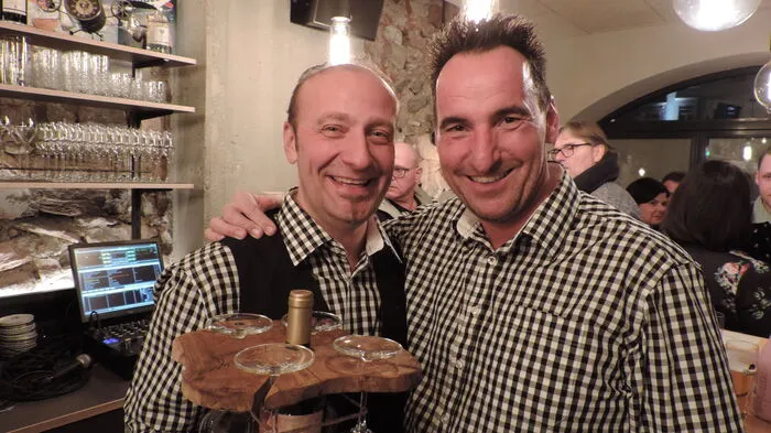 Richard Temmel und Andreas Bäuchl (v.l) sind die beiden Chefs des neuen Lokals "Zwanzger", am Hauptplatz in Leoben.