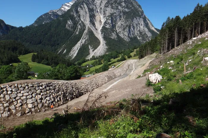 Nach 18 monatiger Bauzeit steht der 310 Meter lange Damm nun