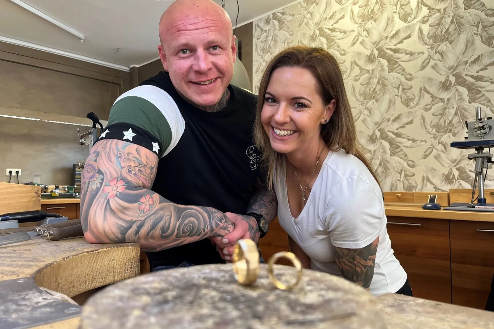 Verena Hölblinger und Michael Gschaider schmieden gemeinsam mit Josef Krisper ihre Trauringe in Gamlitz