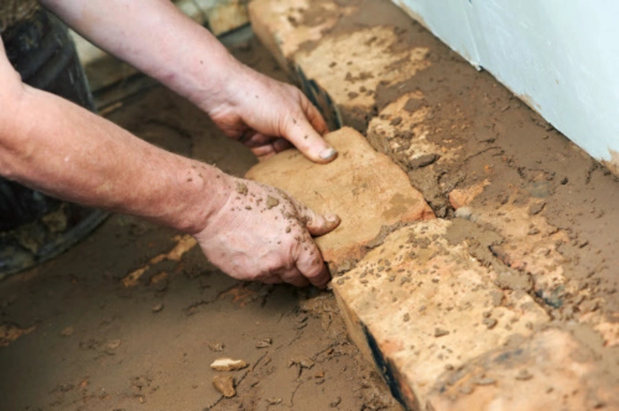 Vom Do-it-yourself zum Do-it-together DIY wagt den Sprung aus der Hobbyecke und wird 2038 zum neuen Lebensprinzip. 61 Prozent der Deutschen wünschen sich Produkte, die sie selbst reparieren können, wenn sie kaputt sind. 46 Prozent hoffen, bald mehr Dinge selbst zu machen, zum Beispiel zu nähen oder zu bauen. Etwas mit eigenen Händen zu schaffen macht unabhängig und gibt dem Tun einen Sinn. Besonders dann, wenn man es gemeinsam macht: dann wird das DIY zum Do-it-together. Das zeigt auch ein Beispiel aus der Zukunftsstudie: Teilnehmer des Wiener Forschungsprojekts „BuildYourCity2gether‘‘ bauen bereits ganze Häuser gemeinsam selbst.