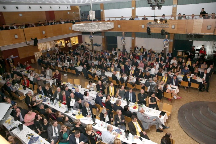 Verständlich, dass die Spannung unter den Premierenbesuchern riesengroß war, betraten heuer doch immerhin 13 neue Gesichter erstmals die Althofener Narrenbühne 