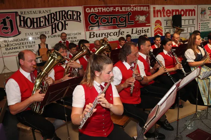 Nach dem gemeinsamen Einzug der Ortskapellen aus Söding-St. Johann, St. Johann in der Haide, St. Johann bei Herberstein, St. Johann am Tauern und St. Johann im Saggautal feierten mehr als 200 Musikerinnen und Musiker mit den zahlreichen Besuchern einen gemeinsamen Gottesdienst in der ESV-Halle. 