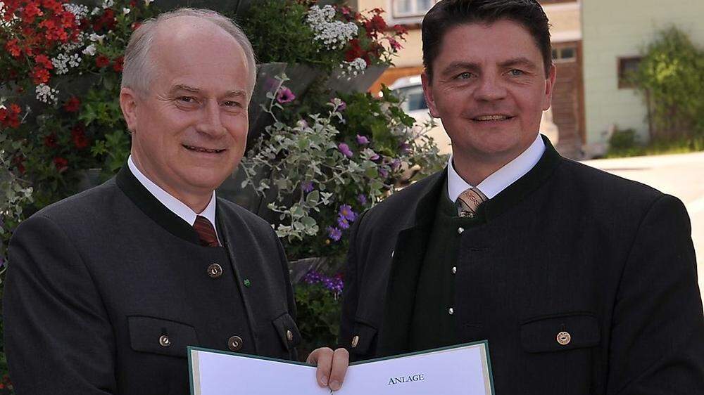 Landesrat Johann Seitinger (links) und Bürgermeister Ronald Raninger bei der Übergabe 