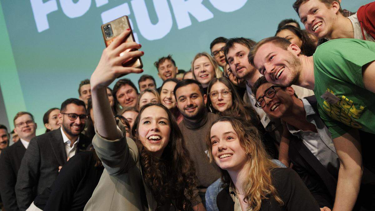 Lena Schilling mit Vertreterinnen und Vertretern diverser Grüner Jugendorganisationen | Schilling feierte das Ergebnis mit anderen jungen Menschen in der Partei