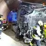 Der Lkw war, vermutlich nach einem Reifenplatzer, die Tunnelwand entlang geglitten