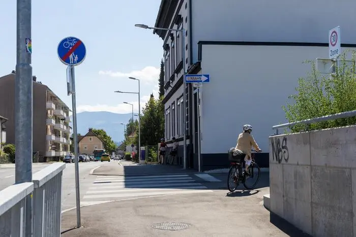 Der Radweg endet an den Ein- und Ausfahrten