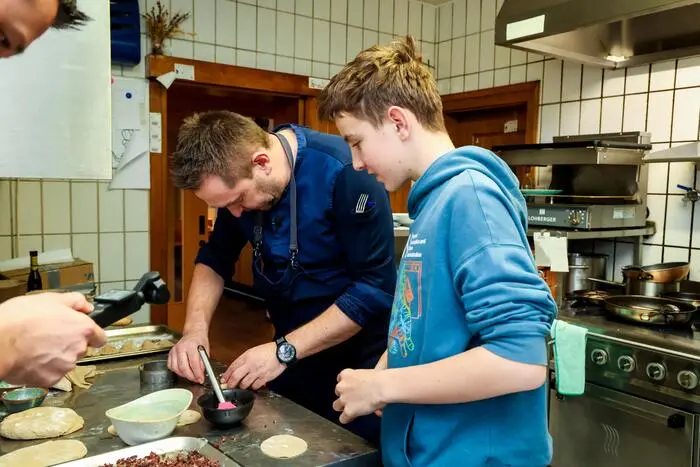 Kleine Zeitung-Praktikant Paul Gasperl wird gleich in die hohe Küchenkunst Troichers eingeschult.