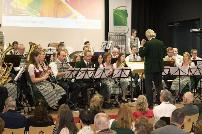 Nach dem „Priority Konzertmarsch“ des Musikvereins unter der Leitung von Kapellmeister Hannes Moscher begrüßte Obfrau Michaela König die Besucher und Ehrengäste. Danach übernahm Hans Enzinger die Moderation des Konzerts mit Polkas, Märschen, Filmmusik und Evergreens.
