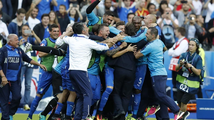 Die "Squadra Azzurra" bot im Schlager im Stade de France vor 76.165 Zuschauern eine starke Leistung und wurde mit Toren von Giorgio Chiellini (33.) und Graziano Pelle (91.) belohnt.