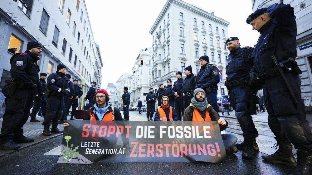 Klimaaktivisten starteten mit Blockadewelle vor Wiener Schulen