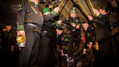 Mit dem Ledersprung werden Anwärter in den (in Bad Bleiberg heute symbolischen) Bergmannstand aufgenommen 