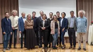 Projekt-Partner, Jury-Mitglieder und Projekt-Träger im Zuge des „Homeruns“ auf der Bühne im Weissensee Haus