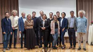 Projekt-Partner, Jury-Mitglieder und Projekt-Träger im Zuge des „Homeruns“ auf der Bühne im Weissensee Haus