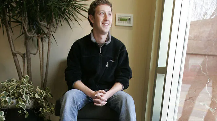 2003: Der 19-jährige Harvard-Student Mark Zuckerberg programmiert die Website FaceMash.com. Studenten der Elite-Uni können dort Fotos von Kommilitoninnen vergleichen und ihre Attraktivität beurteilen. Die Harvard-Leitung ist nicht amüsiert und sperrt die Website innerhalb von zwei Tagen.